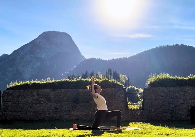 Yoga über den Dächern Kufsteins – Outdoor auf der Festung